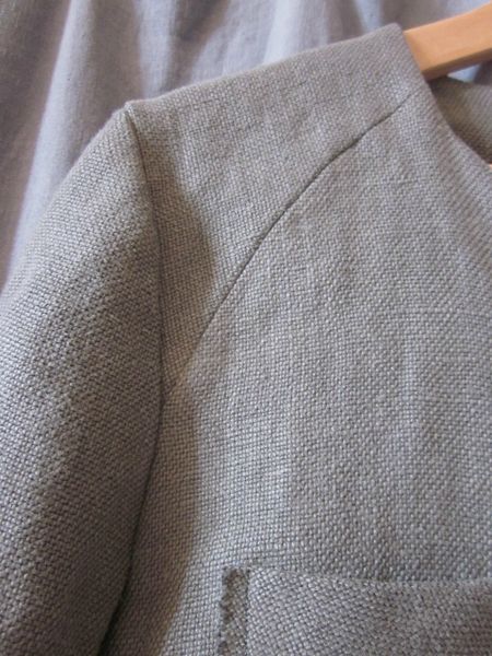 Veste courte à la taille, ceintrée, en lin épais gris avec poches plaquées effilochées, découpes épaules et boutons de nacre - taille XL (12)