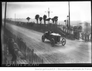 Bablot_sur_Delage__sur_une_route_dans_la_campagne_____photographie_de_presse_____Agence_Rol__