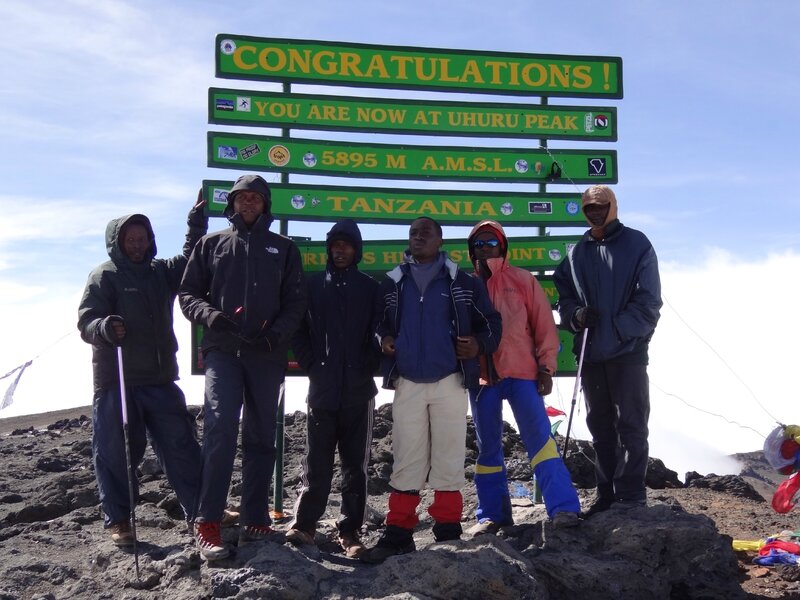 L'équipe des guides et porteurs parvenus au sommet (5895m)
