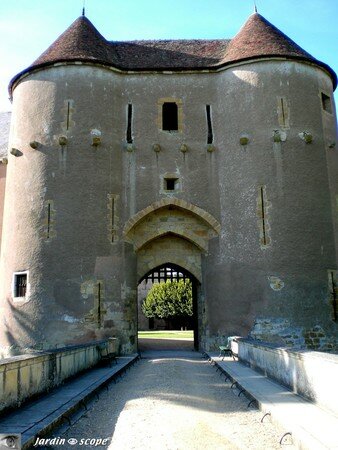Entrée du Château d'Ainay-le-Vieil