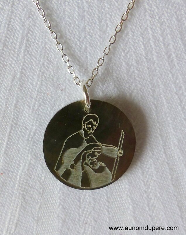 Collier médaille de la Sainte Famille petit modèle (détails) - 27 €