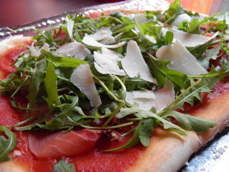 Pizza jambon-roquette et parmesan recettes plats Pizza à la roquette