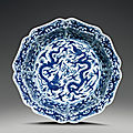 Plat lobé en porcelaine bleu et blanc. Chine, dynastie Ming, marque et époque <b>Wanli</b> 