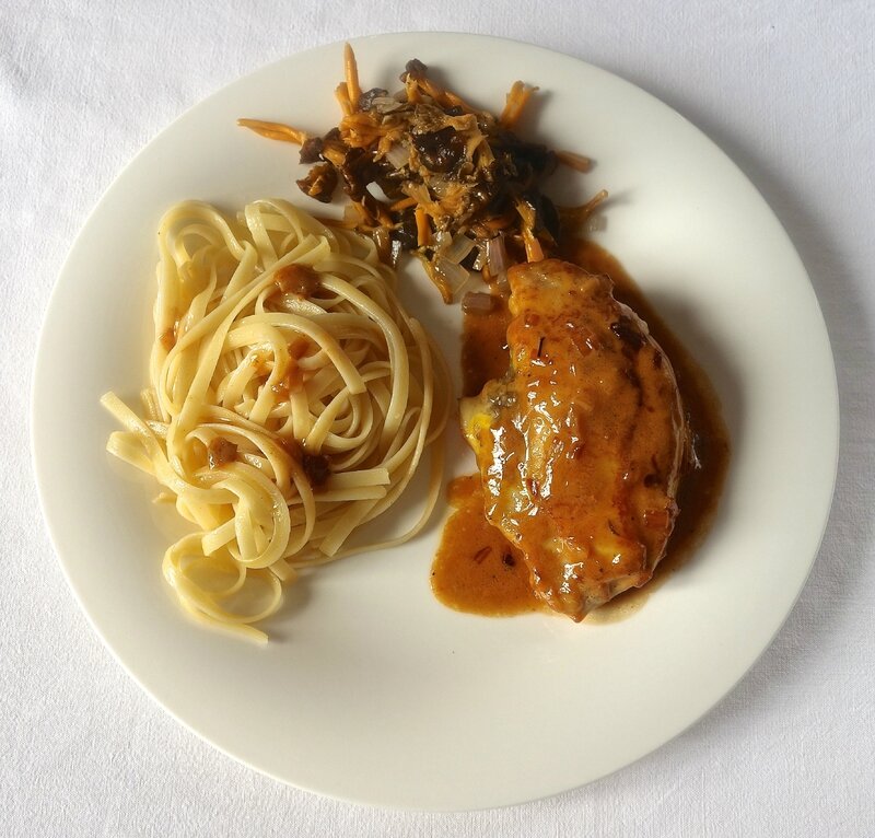 suprêmes de pintade, chanterelles, sauce au Beaumes de Venise et à la crème de Bresse