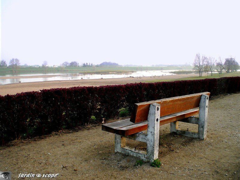 Banc à Sully sur Loire, face à la Loire (45)