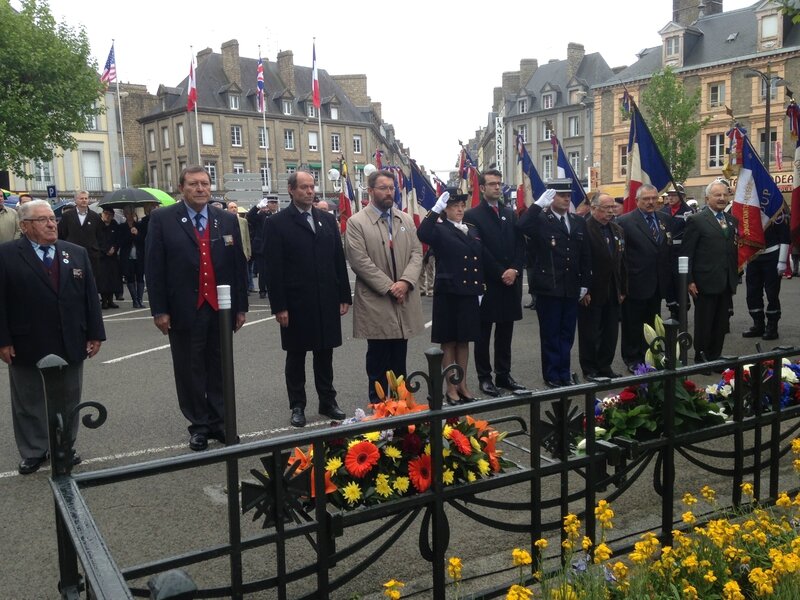 cérémonie 8 mai 1945 2015 Avranches monument aux morts