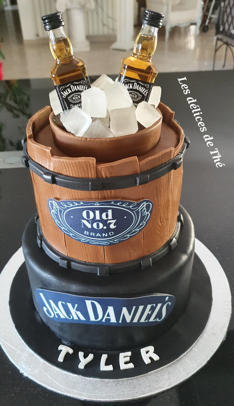 Cake design thème Jack daniels 14 08 22 (39)