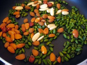 Pistaches, amandes, noisettes en train de griller...