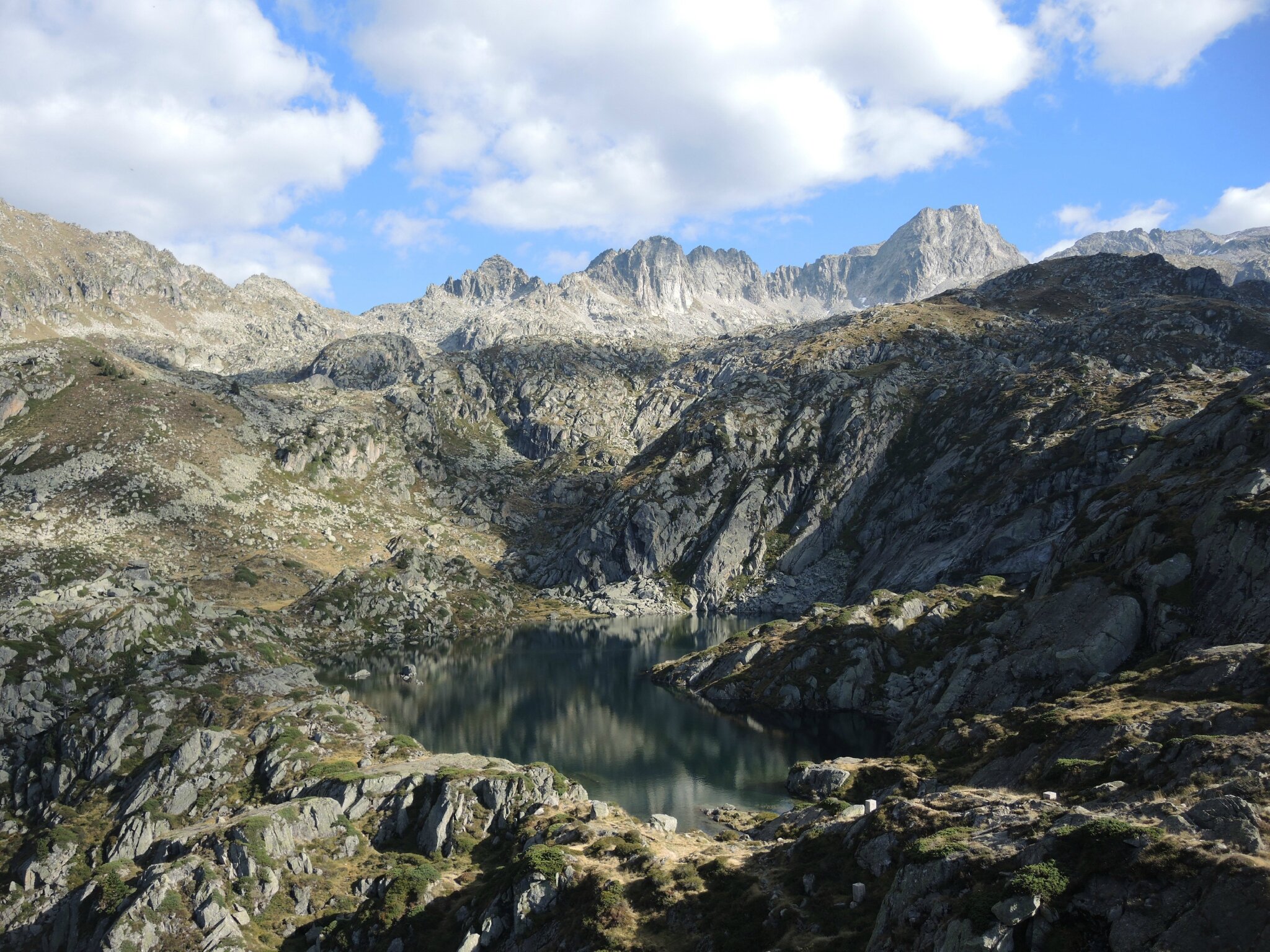 Refuge de la Glère, Lac de Coum Escure, pic de Néouvielle et crête d'Espade