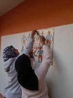 Nouaila et Farah mettent en place la fresque