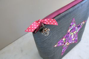 Deco_de_la_trousse_ado_en_toile_ciree_grise_surpiquee_d_une_etoile_en_liberty_rose_fushia__2_