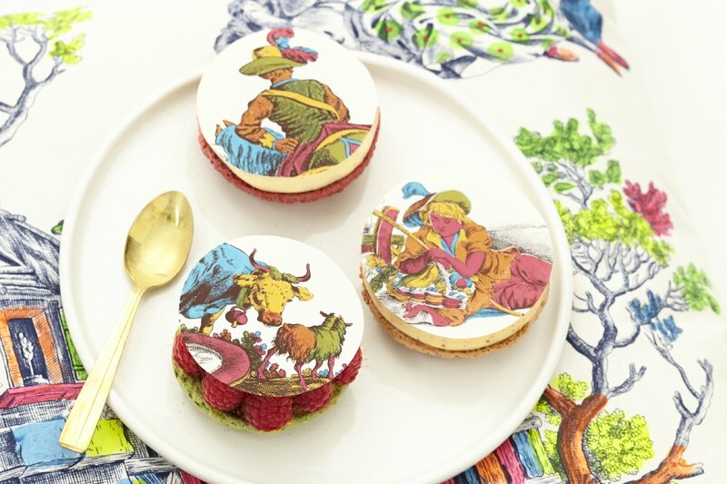 10104922-mat-jewski-x-lenotre-la-toile-de-jouy-s-invite-sur-un-macaron
