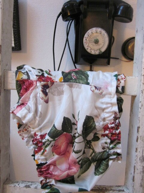 Culotte BIANCA en coton blanc imprimé rose et papillons - noeud de mousseline rose (2)