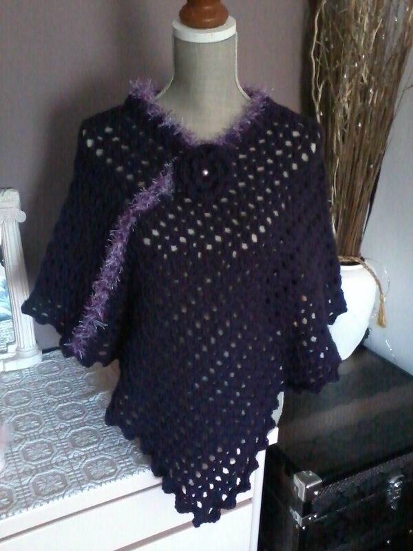 poncho violet foncé avec fleur (2)