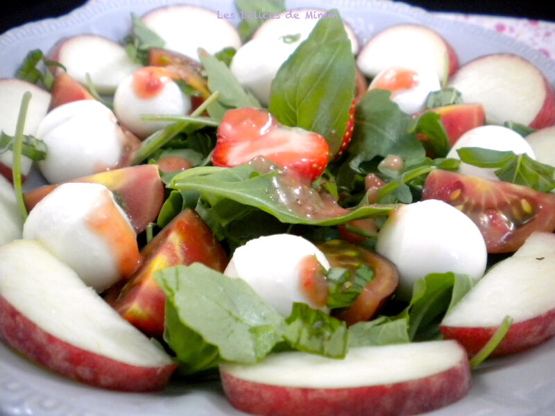 Salade à la mozzarella, pêches et vinaigrette à la fraise 2