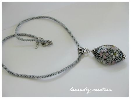collier pendentif de verre rose blanc et collier gris perle