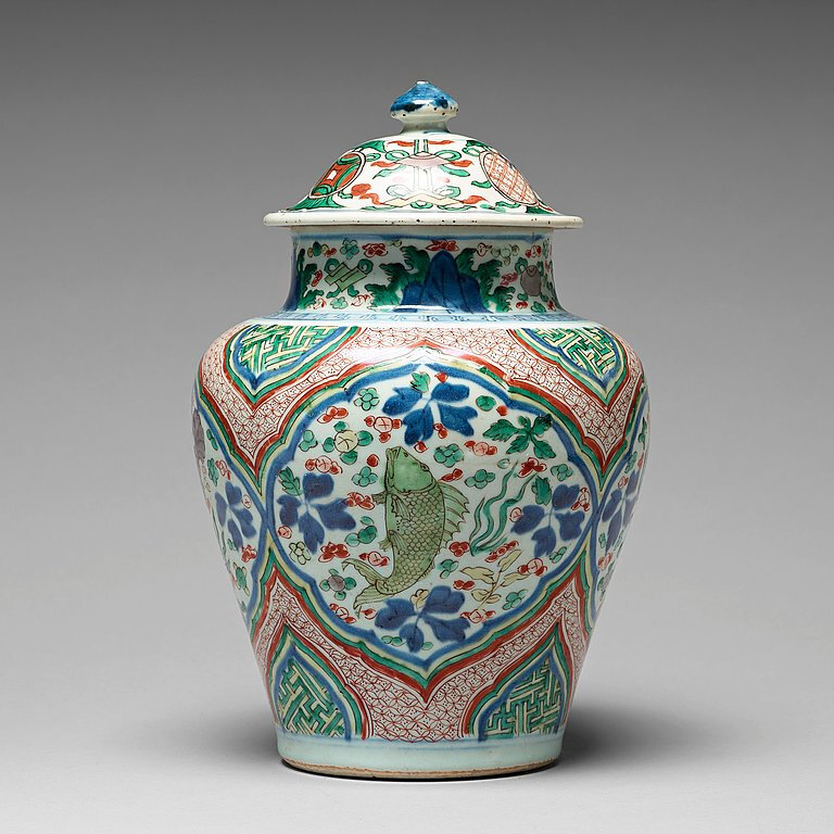 A Wucai Transitional vase with cover, 17th Century, Shunzhi (1644-1661)