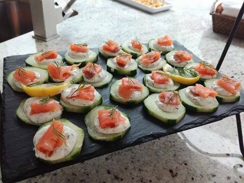 bouchées de comcombre,creme a l'aneth et saumon fumé .