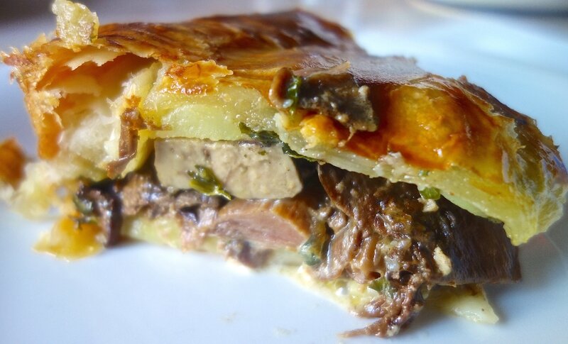 tourte au confit de canard, au foie gras, aux pommes de terre, aux cèpes, etc...