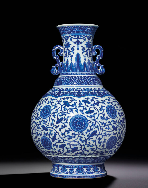 2013_HGK_03263_3383_000(a_rare_large_blue_and_white_moulded_vase_with_ruyi-shaped_handles_qian)