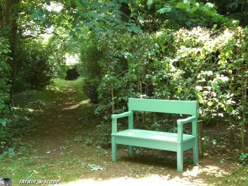 Banc en bois dans le parc G.Sand à Nohan