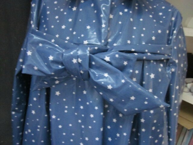 Ciré en coton enduit bleu parsemé d'étoiles - fermeture par noeud sur le devant (4)