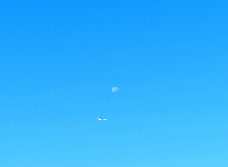 L'avion et la lune