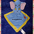 Doudou plat éléphant bleu jaune, <b>Dumbo</b>, velours, www.doudoupeluche.fr