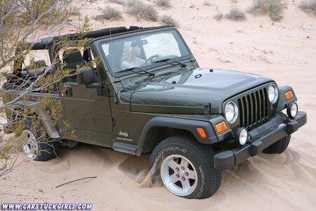 Jeep_stuck_in_sand_dunes_007