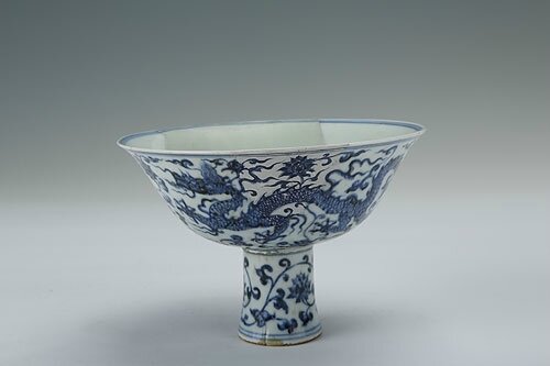 Blue-and-white single-handle cup with the design of dragons and flowers, Xuande period (1426-1435)