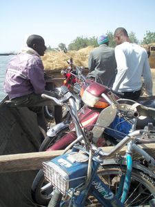 paille et motos, embarquement à KALA, Mali