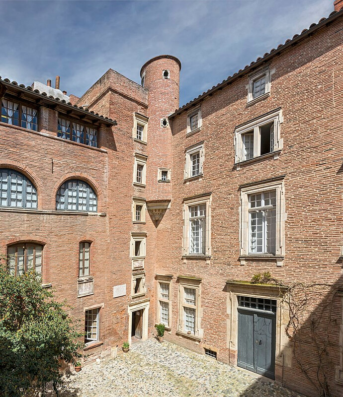 800px-Hôtel_Dumay_-_Cour_intérieure_et_entrée_du_Musée_du_Vieux_Toulouse