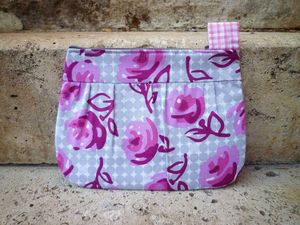 Mauricette_pochette_coquette_fleurs_et_pois_gris_violet