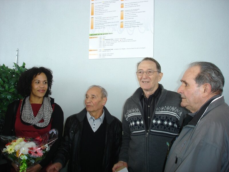 Cb Roger Pingeon entouré par Amélie Goudjo, Joseph Carrara, Henri Anglade