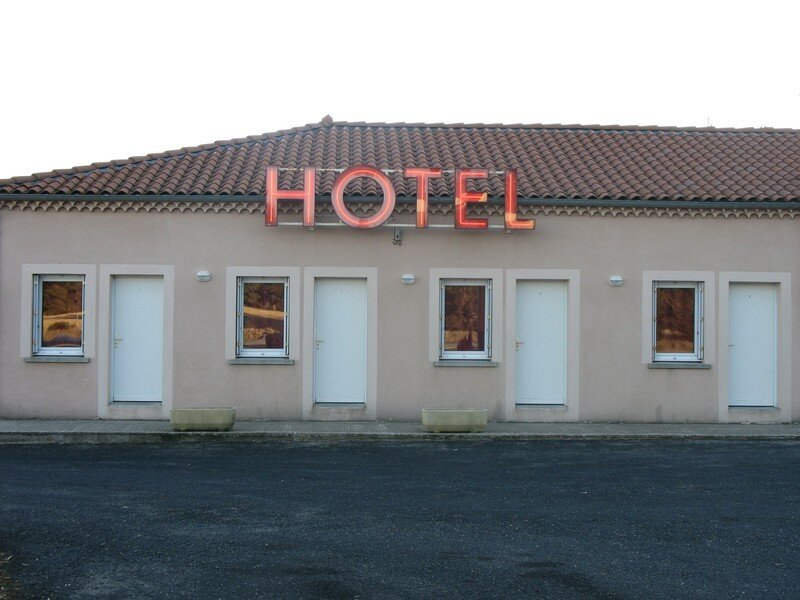 Un hôtel à co^té de l 'auberge Rouge (07)