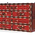 Petit cabinet en <b>écaille</b> <b>rouge</b>, ivoire et palissandre. Travail flamand de la seconde moitié du XVIIe siècle