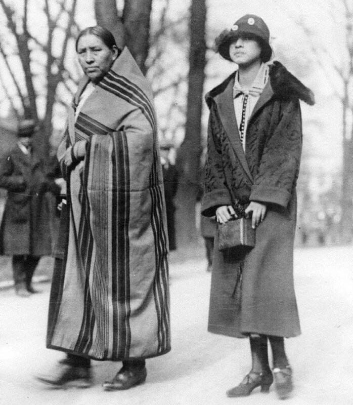 Tradition et modernité : mère et fille osage dans les années 1920