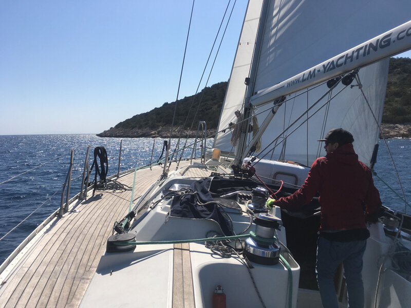 Passage au près serré entre l’île Arcandel à tribord du bateau et le continent, jeudi 19 mars 2020 (2)
