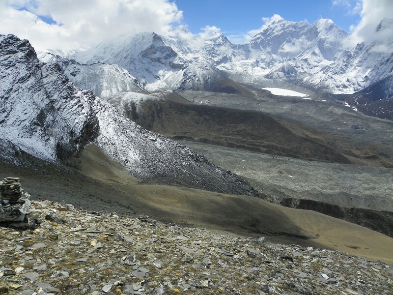 Les Lhotse Nup Glacier, Lhotse Glacier et Imja Glacier, le lac Imja Tsho, l'Amphulapche (5663m) et l'Island Peak (6189m) depuis la crête sous le Chhukhung Ri
