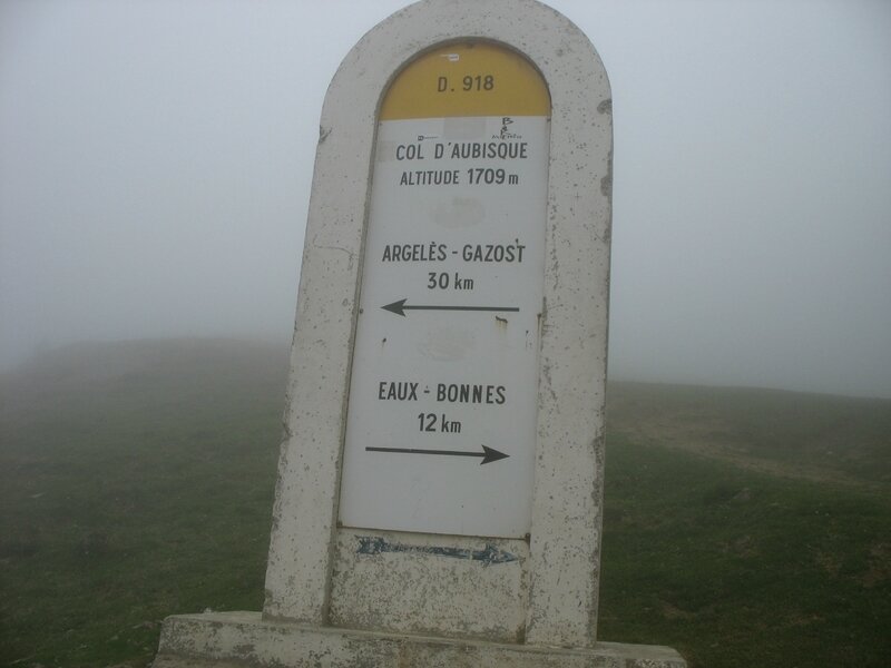 Col d'Aubisque, dans le brouillard, borne (64)