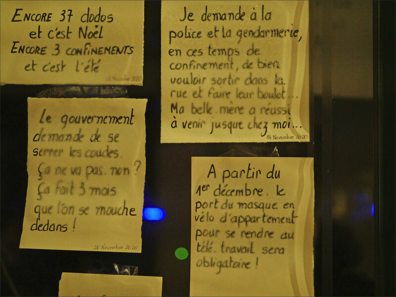 Niiort vitrine post it textes 1 071220