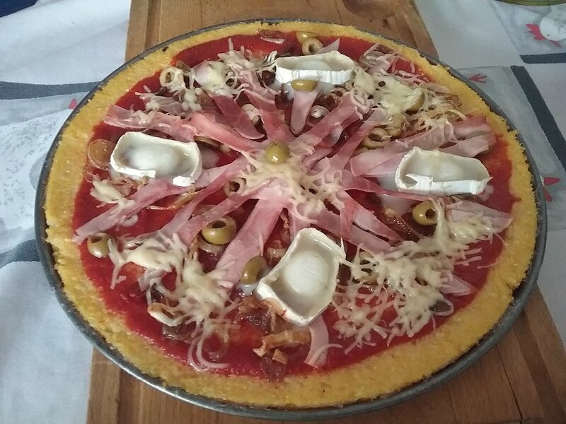 Pizza de polenta au jambon, au fromage de chèvre et aux oignons caramélisés (2)