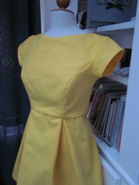Robe YVETTE en toile de coton jaune poussin - Petites manches très courtes - Decolleté rond dans le dos fermé par un noeud de ruban noir - Fermeture visible noire (5)
