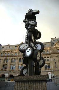 horloge-arman-L-heure_de_tous_St_Lazare-paris-1985-580x874