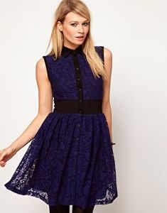 Minirobe_en_dentelle_bleue_et_noir_contrastant