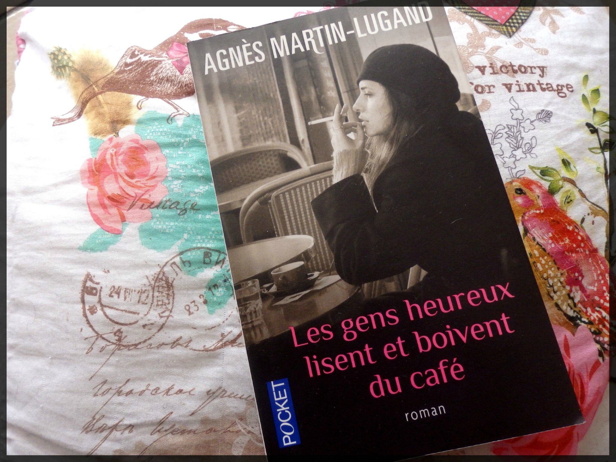 Les gens heureux lisent et boivent du promo café