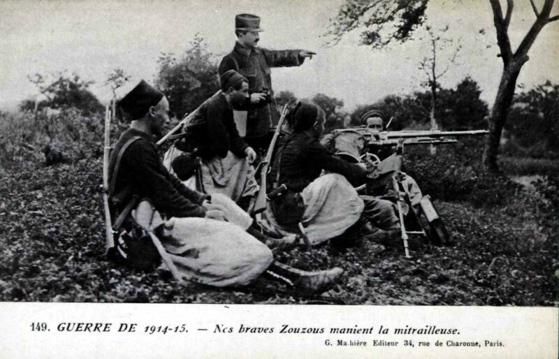 guerre-de-1914-15-nos-braves-zouzous-manient-la-mitrailleuse-carte-photographique-paris--g-mahire-diteur-coll-bdic_12203743054_o