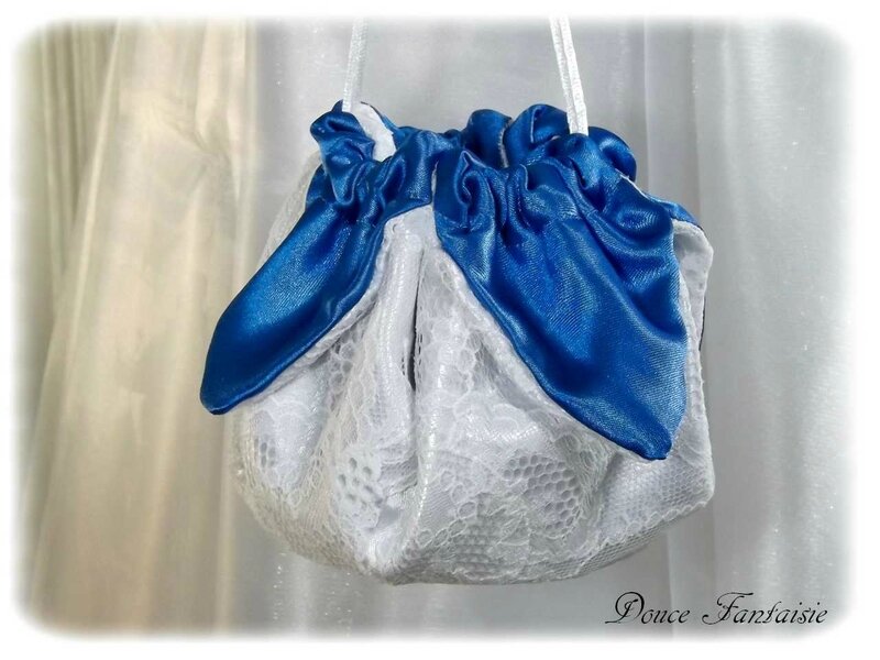 Aumonière de mariée satin dentelle bleu et blanc