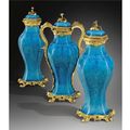 Garniture de trois <b>vases</b> <b>balustres</b> en porcelaine de Chine turquoise d'époque Kangxi (1662-1722) à monture de bronze doré