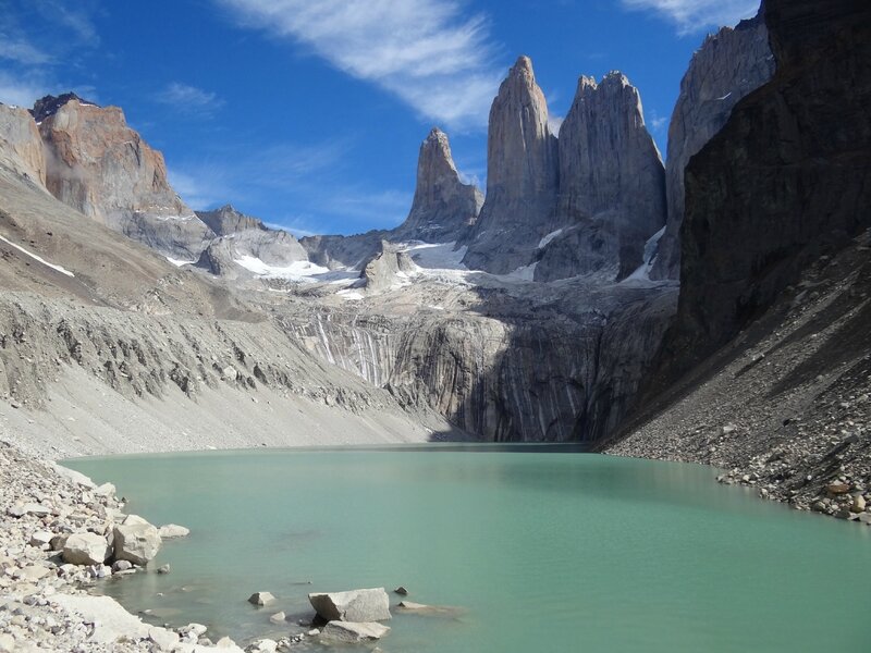 La base des Torres avec le Nid de Condor (à droite - 2243m), les Torres Monzino (2248m), Central (2800m) et de Agostini (2850m) et le lac à leurs pieds